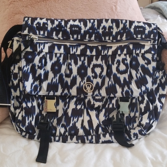 lululemon athletica Handbags - Lululemon crossbody